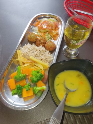 daily menu with falafel at Verde Manantial Veg in Cali