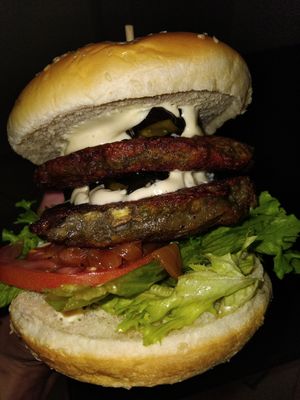 Buer vegana doble . Carne de lentejas germinadas con almendras y quinoa, salsa vegetal a base de leche de almendras , cebolla a la BBQ, pepinillos agridulces,lechuga hidroponica. at Veggie Place 18 19 in Bucaramanga