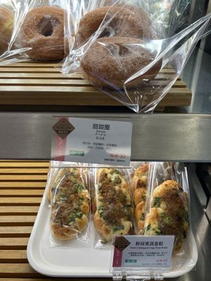 Donuts, green cabbage and veggie floss bread at Ijysheng Nanxi in Taipei