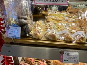 French chocolate bread, cranberry coconut bread at Ijysheng Nanxi in Taipei