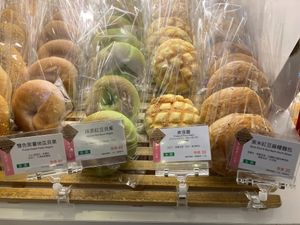 Purple sweet potato bagel, matcha red bean bagel, pineapple bun, black rice & red bean mochi bread at Ijysheng Nanxi in Taipei