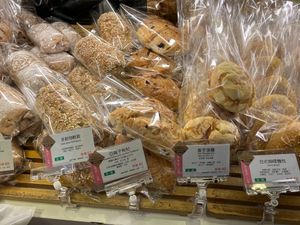 Multi-grain soft bread, flaxseed bread with goji berries, taro pineapple bun, Japanese curry bread at Ijysheng Nanxi in Taipei