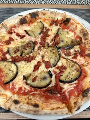 Pizza Aubergine mit veg Käse   at Alforno Madeira in Machico