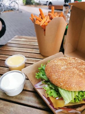 Cheeseburger, Süßkartoffelpommes, Mayo, Kürbismayo at Vegangster in Rostock