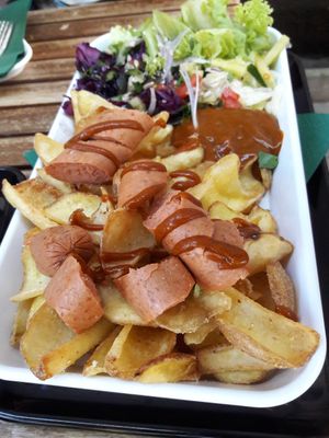 Curryvurst-teller at Vegangster in Rostock