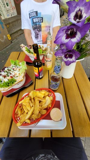 2x Vöner + Dippers mit Aioli Soße und leckeren Getränken. at Vegangster in Rostock