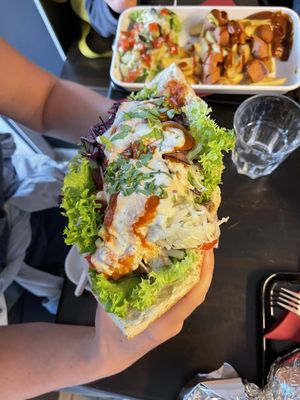 Vöner und Currywurst! Wunderbar. Und ohne Tier. 👍  at Vegangster in Rostock