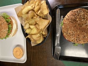 CrispyChix Burger, Pommes und Jackfruit Burger   at Vegangster in Rostock
