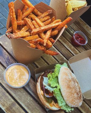 Chiliburger & Sweetpotato Fries with chili mayo  at Vegangster in Rostock