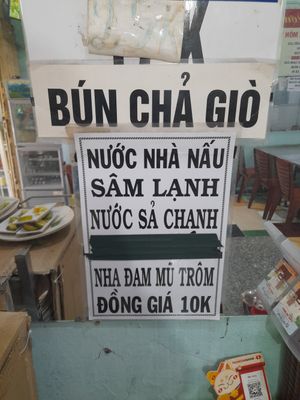 Notice in Vietnamese only at Sen Vàng in Ho Chi Minh City