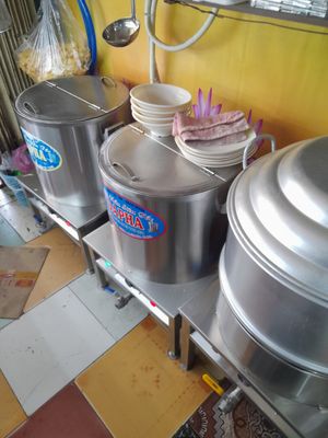 Big pots with rice and broths at Sen Vàng in Ho Chi Minh City