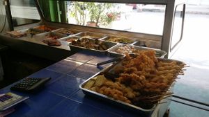 food at shop front at Krua Sukapap Kwan Yin in Udon Thani