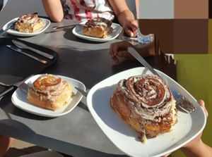 Vegane Zimtschnecken und vegane Apfel-Zimtschnecke :) at Cinnaroma Bakery in Loule