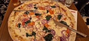 Huuuuuge pizza at L'Osteria  in Paris