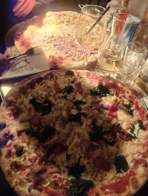 Pizza vegan avec supplément poulet vegan at L'Osteria  in Paris