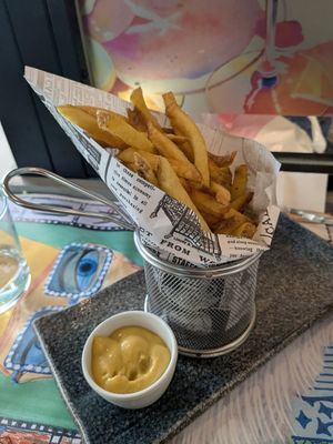 Patatas fritas con mostaza at Loulu Bistró in Antequera