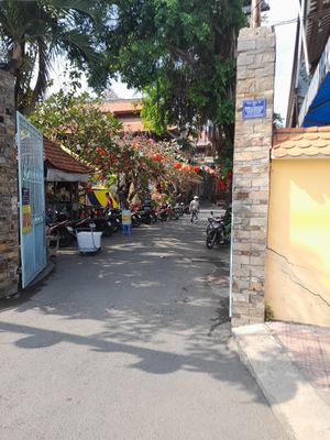 Temple's grounds at Pháp Vo in Ho Chi Minh City