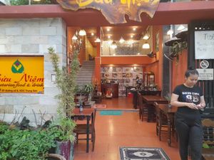 Looking in at Bửu Niệm in Ho Chi Minh City