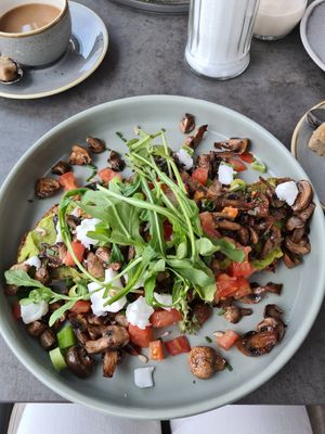 Avocado Toast mit veganen Feta at Waterkant in Neustadt