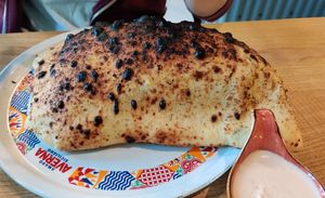 Calzone, unter "Starters" gelistet, gefüllt mit Cashew-Käse und Knoblauch, fantastisch! at Veganoven in Erlangen