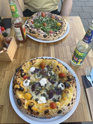 Trüffelpizza und Pizza mit Kürbiscreme  at Veganoven in Erlangen