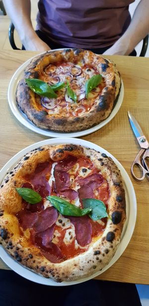 Margherita mit Salami & Tonno at Veganoven in Erlangen