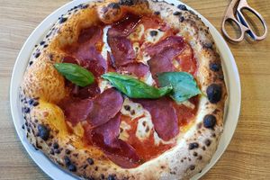 Margherita mit Salami at Veganoven in Erlangen