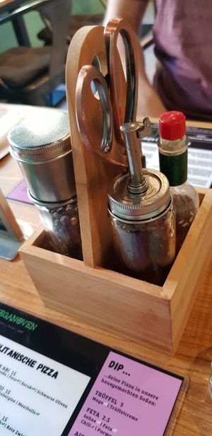 Salz, Pfeffer, Chiliöl, Tabasco, Schere at Veganoven in Erlangen
