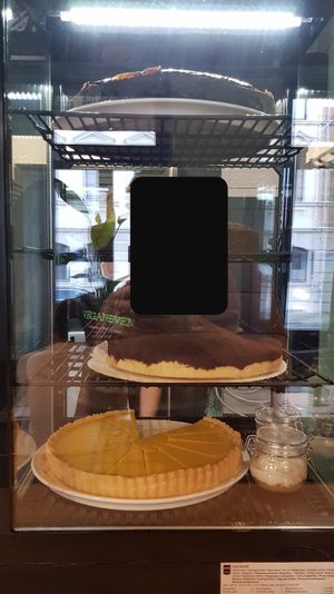 Kuchenvitrine at Veganoven in Erlangen