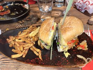 Hamburguesa veganoa, quinoazkoa  at Malum Rex in Astigarraga