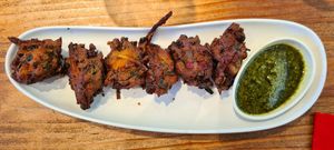 Pakoras con mojo verde at Malum Rex in Astigarraga