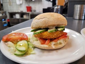 Crispy-Vegan-Burger at Gretchen's Grill in Marienhafe