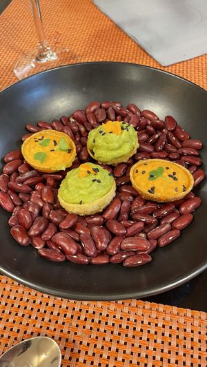 Bocados de guacamole y crema de pimientos  at Balneario Areatza in Areatza