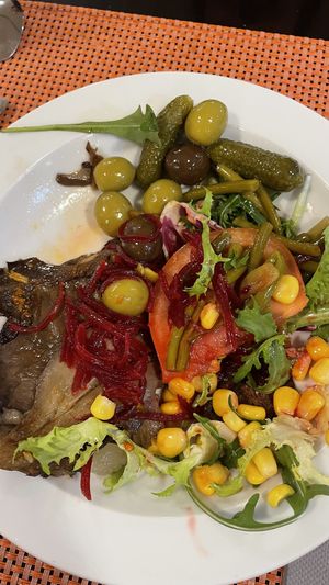 Ensalada buffet  at Balneario Areatza in Areatza