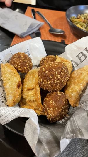 Surtido de gyozas y croquetas   at Balneario Areatza in Areatza