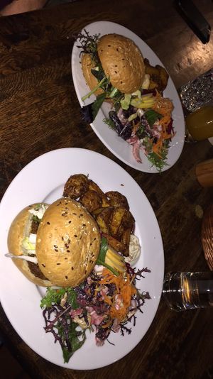 El Haso Plate - vegan burger with salad and wedges at El Haso in Freiburg