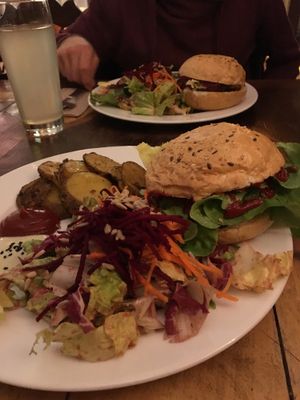 Hasa Burger plate at El Haso in Freiburg