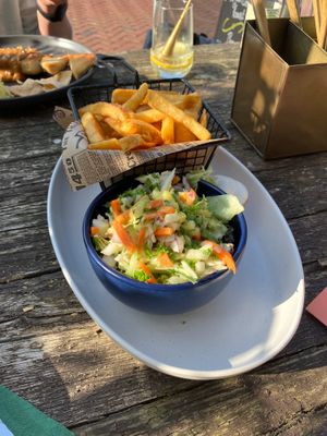 Fries and salat at Gewoan op 'e Dyk in Dokkum
