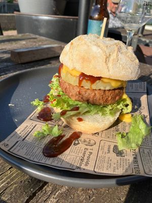 Vegan Burger with pineapple at Gewoan op 'e Dyk in Dokkum