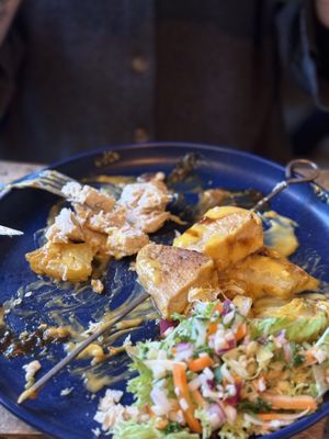 Brochette hawaïenne de faux poulet et d’ananas avec sauce fromagée et sauce BBQ.   at Gewoan op 'e Dyk in Dokkum