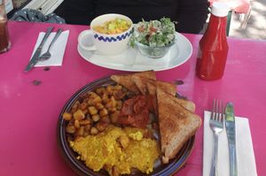 Mac 'n Cheese mit Caesar Salad / Scrambled Tofu mit Bacon und Kartoffeln at Mamalicious in Hamburg