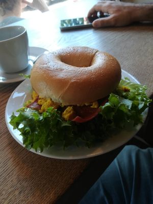 Bagel with scrambled tofu, vegan bacon and salad at Mamalicious in Hamburg
