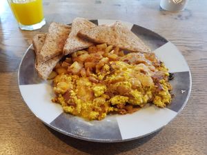 Scrambled tofu with bacon and cheese at Mamalicious in Hamburg