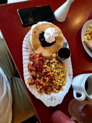 Canadian breakfast: Blueberry pancakes with bacon, scrambled tofu and potatoes. at Mamalicious in Hamburg