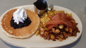The Full Canadian (1 Pancake mit Blaubeeren und Ahornsirup,  Rührtofu mit Bratkartoffeln und veganem Bacon) at Mamalicious in Hamburg