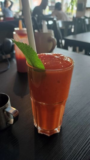 Mango Strawberry Smoothie at Mamalicious in Hamburg