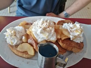 vegan French Toast with Caramel Cinnamon Apple topping, syrup and vegan cream - very filling at Mamalicious in Hamburg