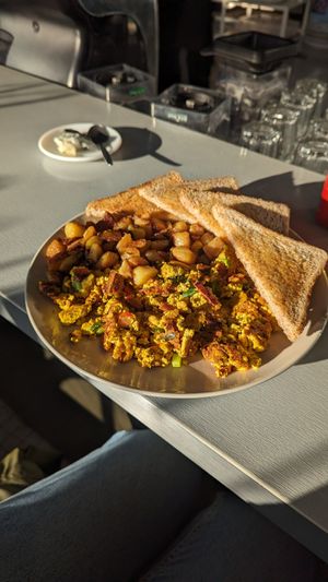 Scrambled tofu with vegan bacon and toast at Mamalicious in Hamburg