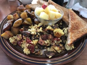 Tofu scramble with vegan bacon, mushrooms and sun-dried tomatoes  at Mamalicious in Hamburg
