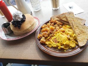 Pancakes blueberry and scrambled tofu with bacon and cheese at Mamalicious in Hamburg